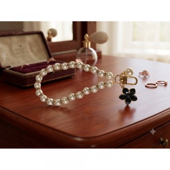 Брелок no brand Pearl Necklace чорна квітка, перлинні намистини, стильний аксесуар